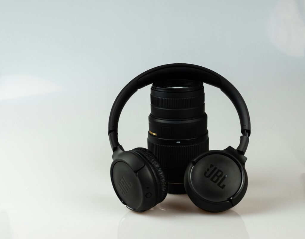 Black wireless headphones-dhunx